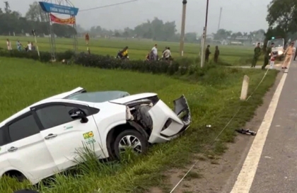 Ảnh TNGT: Tài xế nhanh chân dời khỏi hiện trường sau khi đâm một chiếc Mitsubishi Xpander văng xuống ruộng
